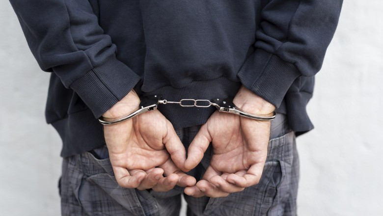 tanarul de 19 ani care a batut cu o bata de baseball un elev intr o sala de clasa din gaesti arestat preventiv 696a570f95c45