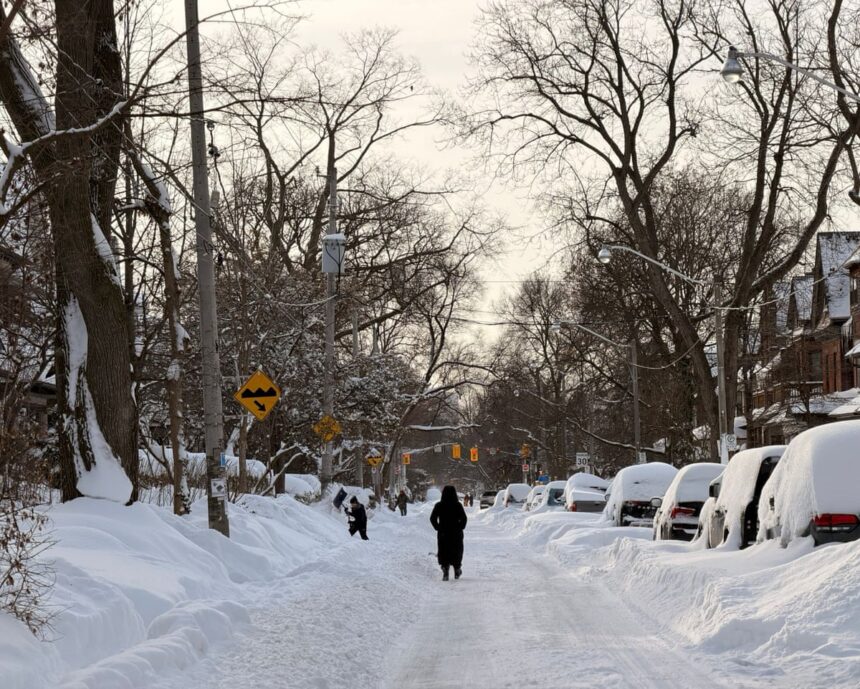 toronto digs itself out after largest snowfall in citys history 6977ae7d7dc0b