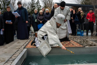 traditii de boboteaza 2026 ce nu au voie credinciosii sa faca dupa slujba de sfintire a apei ce simbolizeaza aruncarea crucii 695ceaa70e085