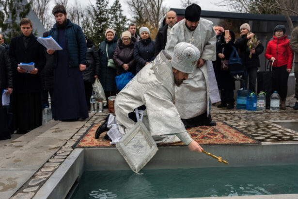 traditii de boboteaza 2026 ce nu au voie credinciosii sa faca dupa slujba de sfintire a apei ce simbolizeaza aruncarea crucii 695ceaa70e085