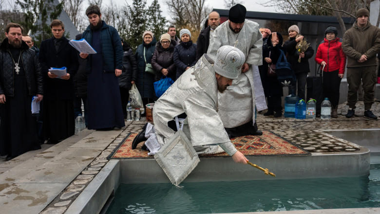 traditii de boboteaza 2026 ce nu au voie credinciosii sa faca dupa slujba de sfintire a apei ce simbolizeaza aruncarea crucii 695ceaa70e085