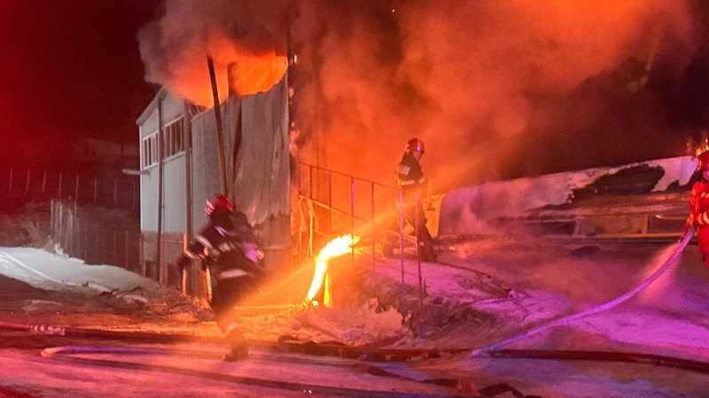tulcea incendiu la un atelier auto din cauza unui scurtcircuit a ars o hala de 500 mp 696545cb9bbe6