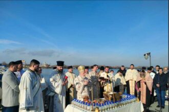 tulcea mii de persoane la slujba sfintirii mari a apei de pe faleza ivan patzaichin foto video 695d1448bdf29