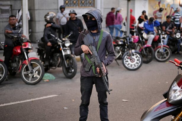 us urges its citizens to flee venezuela amid reports of paramilitaries 6962e8252cfd5