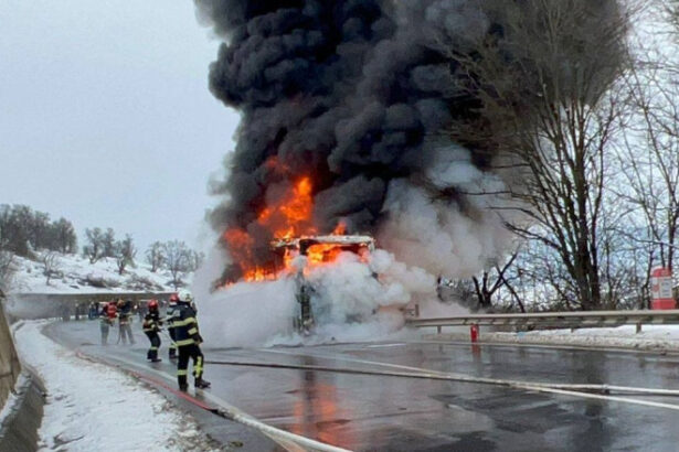 video autocar cu aproape 50 de oameni a luat foc pe o sosea din mures pompierii intervin pentru stingerea flacarilor 6962481ec8bbc