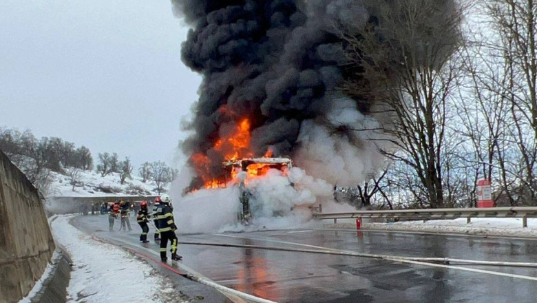 video autocar cu aproape 50 de oameni a luat foc pe o sosea din mures pompierii intervin pentru stingerea flacarilor 6962481ec8bbc