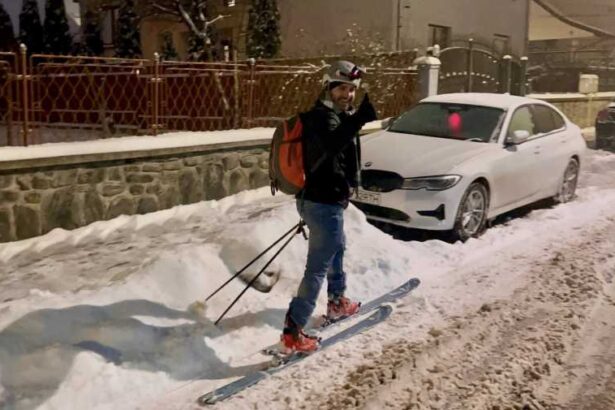 video barbat filmat cum merge la serviciu pe schiuri de tura pe o strada din sibiu 696746916f306