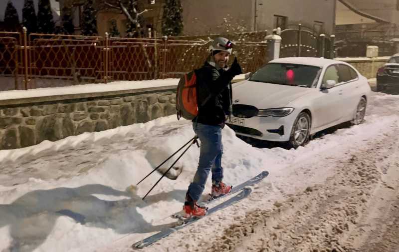 video barbat filmat cum merge la serviciu pe schiuri de tura pe o strada din sibiu 696746916f306