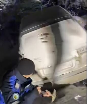 video buzau trei persoane blocate cu masina pe un drum forestier salvate dupa o interventie de 2 ore in conditii extreme 696b7f2ee5b43