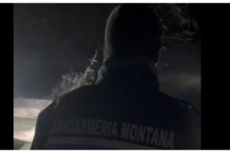 video doua ore de lupta cu frigul si zapada jandarmii au salvat trei persoane pe un drum forestier din muntii buzaului 696b817689a52