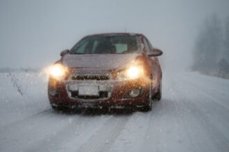 video incident periculos gheata de pe plafonul unei autoutilitare a lovit un autoturism politia trage un semnal de alarma 696b7d1800ee3
