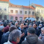 video sute de oameni au protestat in sfantu gheorghe impotriva maririi taxelor si impozitelor primarul a iesit printre protestatari ii inteleg 696f49ae52566