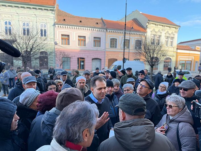 video sute de oameni au protestat in sfantu gheorghe impotriva maririi taxelor si impozitelor primarul a iesit printre protestatari ii inteleg 696f49ae52566