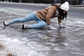 video victimele primelor zile geroase sute de oameni la spital dupa ce au alunecat pe gheata nu mai iese lumea la curatat zapada 6961e1005bce4