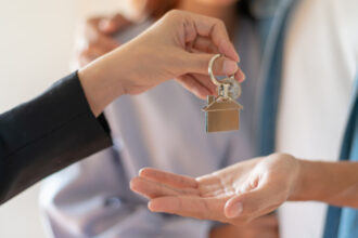 video visul de a deveni proprietari presarat cu capcane greseala care ii poate costa enorm pe cei care vor sa isi cumpere o locuinta 69648520a8873