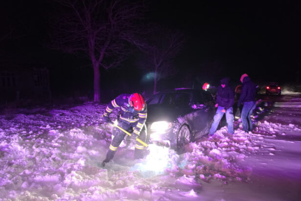 videofoto vreme severa in 15 judete si bucuresti pompierii au evacuat locuinte inlaturat copaci cazuti si salvat persoane blocate in zapada 6960b1619ac91