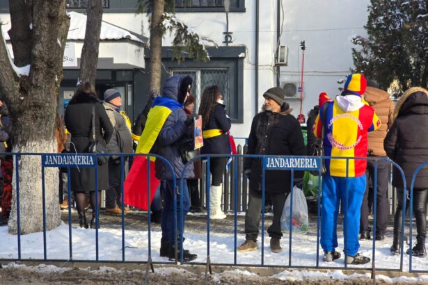 zeci de oameni il asteapta pe calin georgescu la politia buftea foto video 6966090661b4e