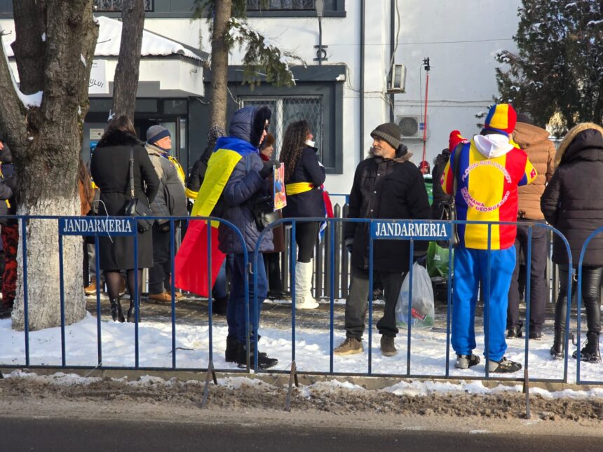 zeci de oameni il asteapta pe calin georgescu la politia buftea foto video 6966090661b4e