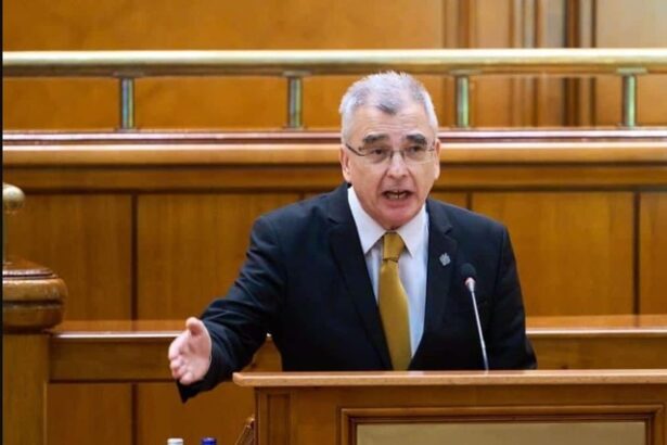 aur anunta ca depune miercuri trei motiuni simple la senat si pregateste motiune de cenzura daca guvernul isi angajeaza raspunderea pe pachetul de reforma a administratiei 69809ff31e284