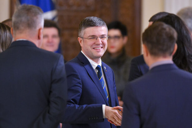 darau februarie este luna armistitiului si a consensului pentru buget si pentru pensiile speciale 6980fe598e93f