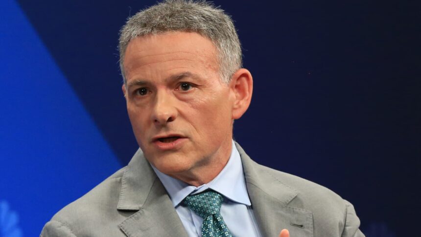 david einhorn says the fed will cut substantially more than two times so hes betting big on gold 698cc1f67fb40