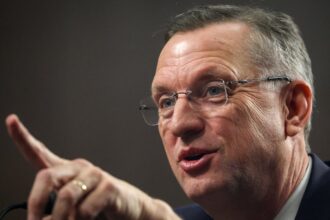 democrats deride veterans affairs secretary for repeating false claims about alex prettis killing 698d0c90b0d21