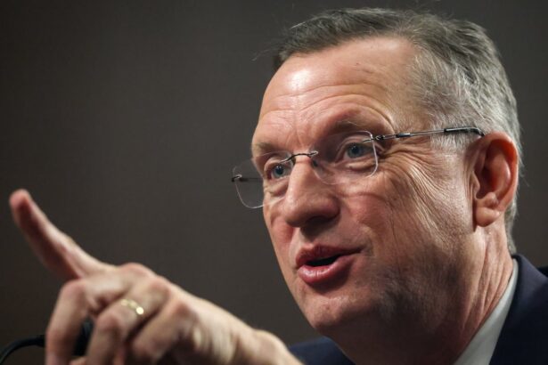 democrats deride veterans affairs secretary for repeating false claims about alex prettis killing 698d0c90b0d21