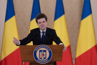 nicusor dan mesaj dupa intrarea romaniei in recesiune tehnica nu e ceva ce descoperim acum economia romaniei incetineste de patru ani in ciuda unor deficite imense 698f629850077