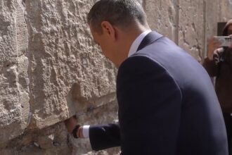 sorin grindeanu vizita la mormantul sfant si zidul plangerii noi romanii suntem respectati aici la ierusalim pentru ca am stiut sa ne aparam credinta 6983686ae7631