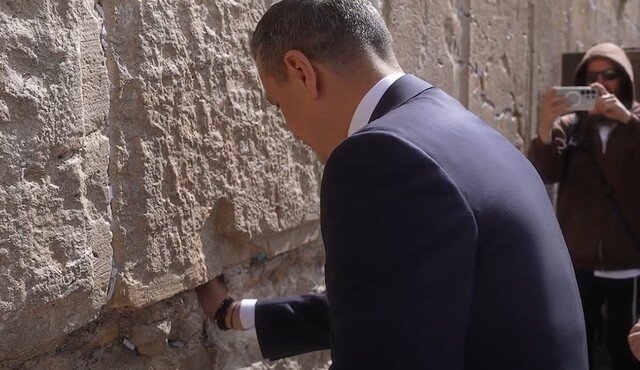 sorin grindeanu vizita la mormantul sfant si zidul plangerii noi romanii suntem respectati aici la ierusalim pentru ca am stiut sa ne aparam credinta 6983686ae7631