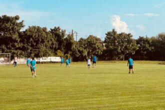 video viral cum a fost convins un primar din romania sa renoveze tribunele unui teren de fotbal 69822121c3ac1