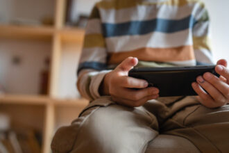 accesul minorilor la retele sociale doua treimi dintre romani sunt de acord cu stabilirea unei varste minime legale sondaj inscop 69c10fac51b33