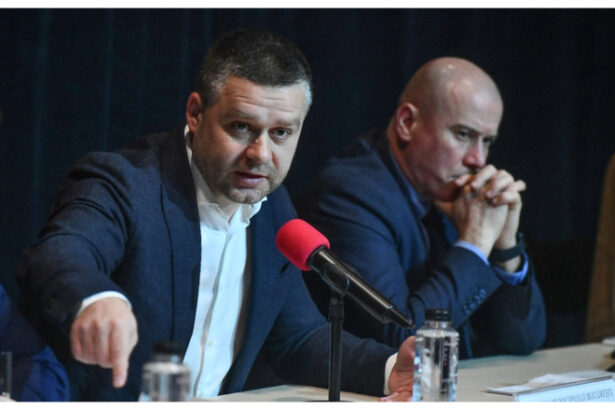 cum vrea primaria capitalei sa curete bucurestiul de graffiti ciucu imi este rusine de halul in care arata orasul 69c15d0365d7d