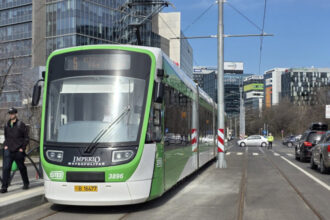 femeie lovita de tramvai in bucuresti dupa ce ar fi traversat pe rosu circulatia liniei 5 blocata 69bfee32547e1