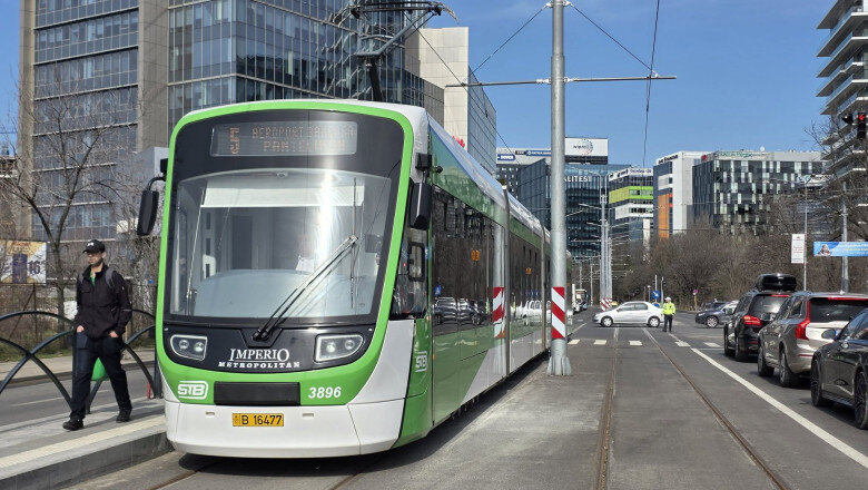 femeie lovita de tramvai in bucuresti dupa ce ar fi traversat pe rosu circulatia liniei 5 blocata 69bfee32547e1