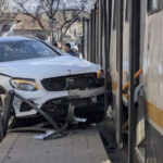 foto accident in bucuresti o masina a intrat in refugiul de tramvai doi pietoni au fost raniti 69bbf18559dbe