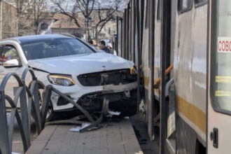 foto accident in bucuresti o masina a intrat in refugiul de tramvai doi pietoni au fost raniti 69bbf18559dbe