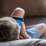 studiu copiii care petrec peste trei ore pe zi pe retelele sociale sunt mai predispusi la anxietate si depresie in adolescenta 69c9566d882d9