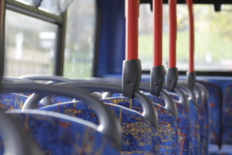 tanar prins de jandarmi cu spray lacrimogen si cutit intr un autobuz din bacau 69c900fc3c247