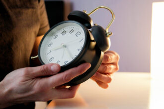 trecem la ora de vara 2026 cum se modifica ceasurile in aceasta noapte si ce presupune schimbarea 69c7658b29887