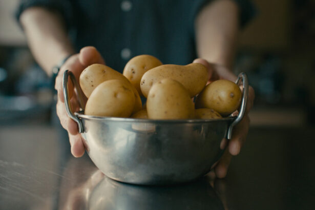 video au aparut primii cartofi noi romanesti in piete si supermarketuri pretul e cu 40 mai mare decat anul trecut cat costa kilogramul 69c22d988541a