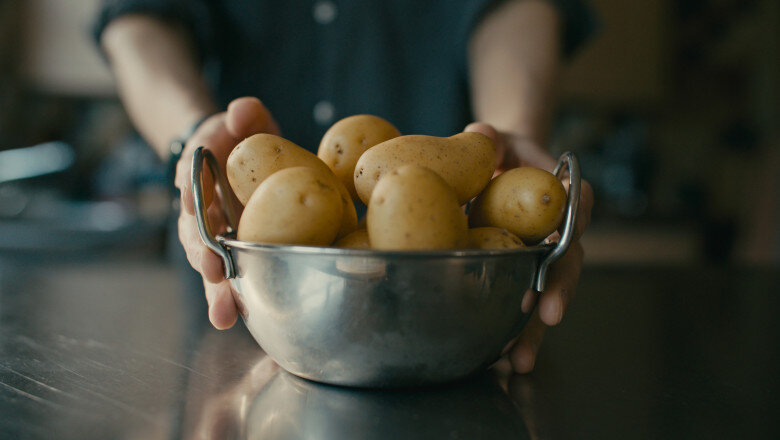 video au aparut primii cartofi noi romanesti in piete si supermarketuri pretul e cu 40 mai mare decat anul trecut cat costa kilogramul 69c22d988541a