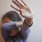 video doi copii de 2 si 4 ani legati de calorifer intr un apartament mama si concubinul acestuia au fost arestati 69bf9fb104c5a