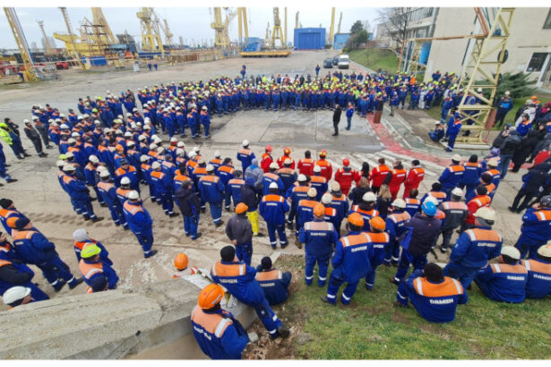 video un nou protest la santierul naval mangalia angajatii nu si au primit salariile de trei luni falimentul nu este o solutie 69c5496ae1666