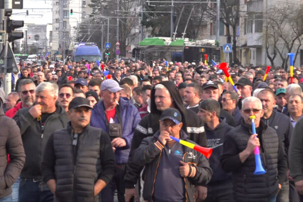videofoto a treia zi de proteste la targu jiu sute de mineri in strada oamenii ameninta ca vor muta manifestatiile in bucuresti 69bac585968ad