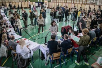 alerte cu bomba la doua sectii din ungaria tensiune la vot pe masura participarii istorice daca iti vinzi votul iti vor lua copilul vei merge la inchisoare 69dbbd7a7ae6b