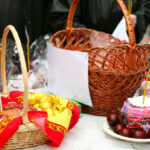 ce alimente se impart in prima zi de paste produsele care nu trebuie sa lipseasca din pachetele de pomana si de pe masa de inviere 69da671f8ffd6