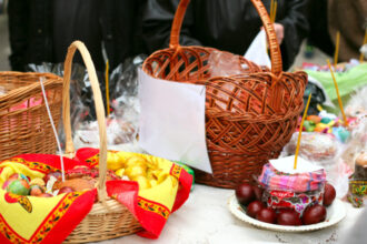 ce alimente se impart in prima zi de paste produsele care nu trebuie sa lipseasca din pachetele de pomana si de pe masa de inviere 69da671f8ffd6