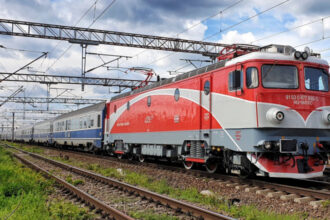 circulatia feroviara este blocata intre brasov si sighisoara din cauza unui copac cazut 69d66389b94ba