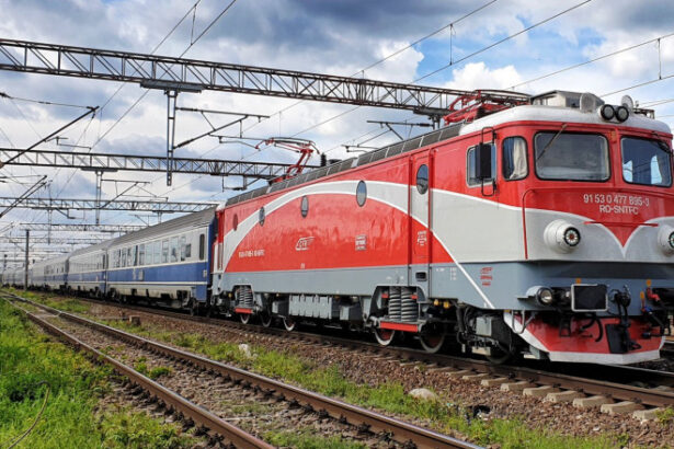 circulatia feroviara este blocata intre brasov si sighisoara din cauza unui copac cazut 69d66389b94ba